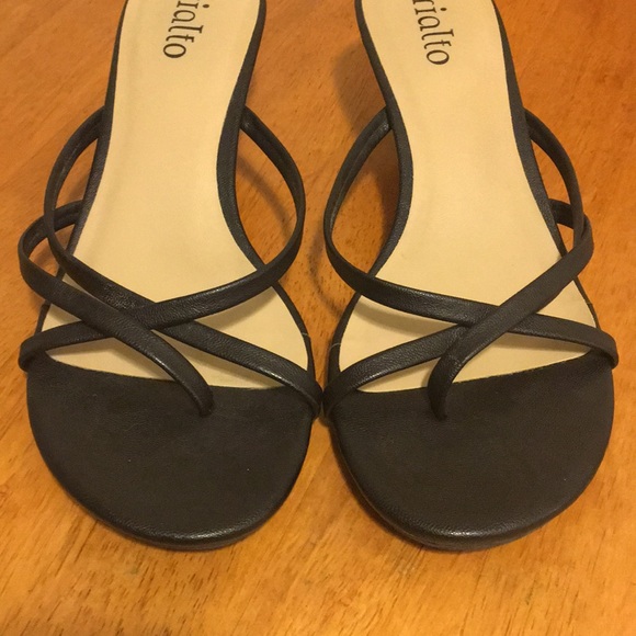 Cute Black Thong Sandal - Picture 3 of 8